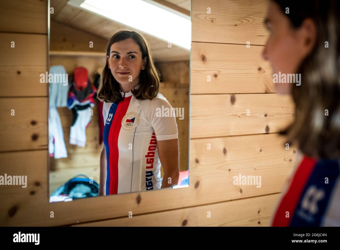 Die tschechische Radfahrerin Jitka Cabelicka (Cross Country Cycling) posiert im neuen olympischen Anzug für die Olympischen Sommerspiele 2020 in Tokio in Les Gets, Frankreich, 3. Juli, Stockfoto