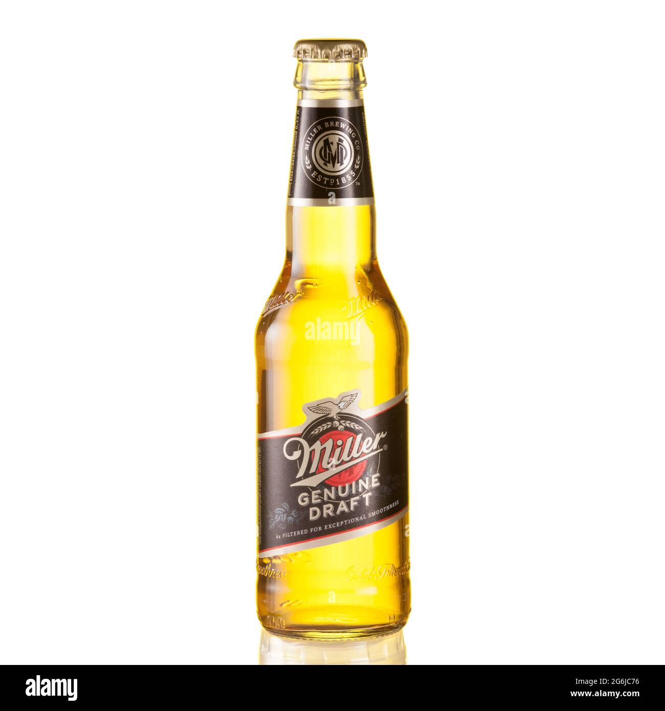 Miller Bierflasche auf Glastisch isoliert vor weißem Hintergrund - Wolgograd, Russland - 03. Juni 2021. Stockfoto