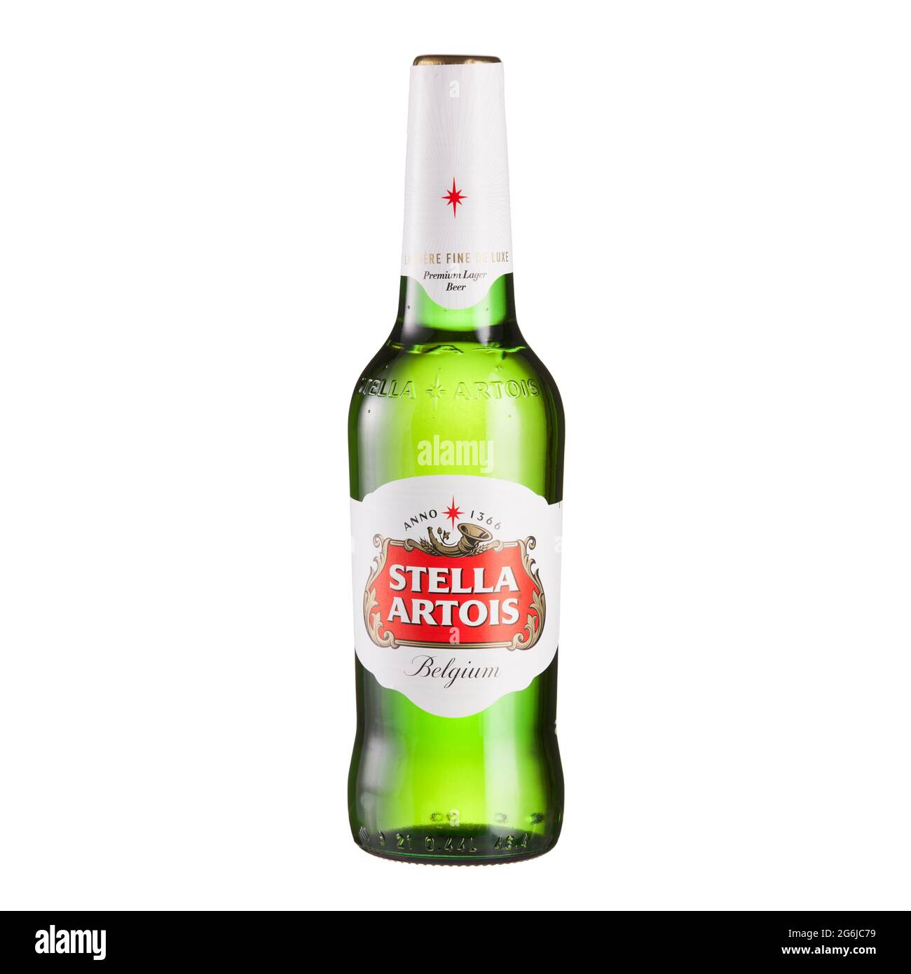 Stella Artois Premium Lagerbierflasche auf Glastisch isoliert vor weißem Hintergrund - Wolgograd, Russland - 03. Juni 2021 Stockfoto