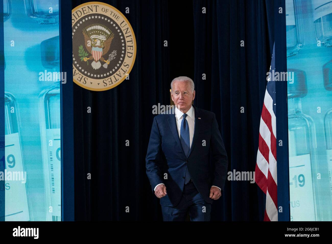 Präsident Joe Biden kommt am Dienstag, den 6. Juli 2021, zu dem Coronavirus-Reaktions- und Impfprogramm der Regierung aus dem Gebäude des Eisenhower Executive Office in der Nähe des Weißen Hauses in Washington, DC, zu sprechen. Präsident Biden forderte alle Amerikaner auf, sich impfen zu lassen und warnte vor den Gefahren neuer Varianten. Foto von Sarah Silbiger/Pool/ABACAPRESS.COM Stockfoto