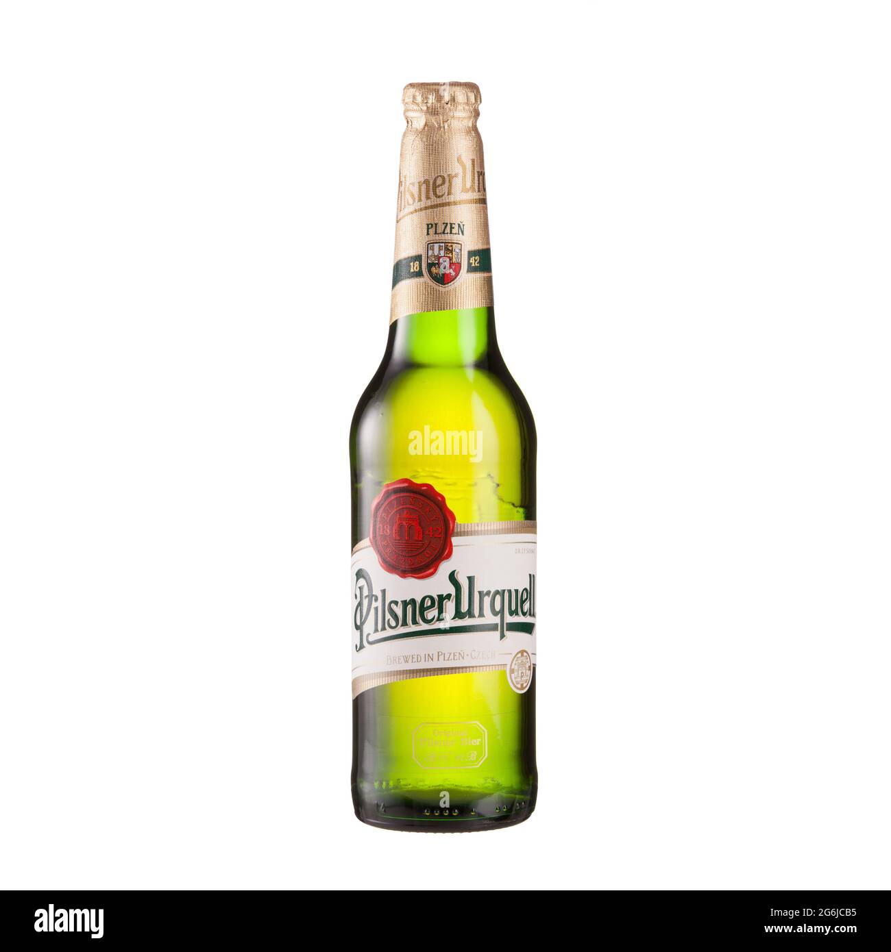 Pilsner Urquell Bierflasche auf Glastisch isoliert vor weißem Hintergrund - Wolgograd, Russland - 03. Juni 2021. Stockfoto