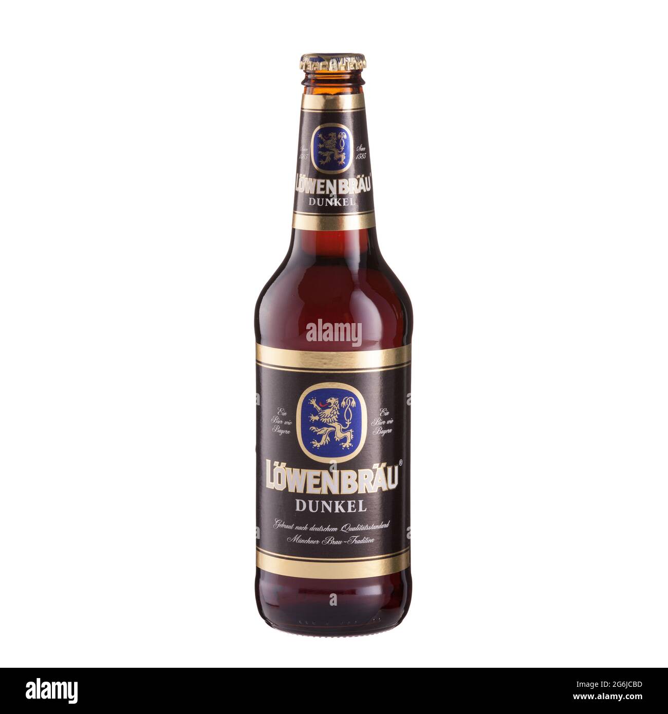 Lowenbräu Dunkel. Dunkle Bierflasche auf Glastisch isoliert vor weißem Hintergrund - Wolgograd, Russland - 03. Juni 2021. Stockfoto