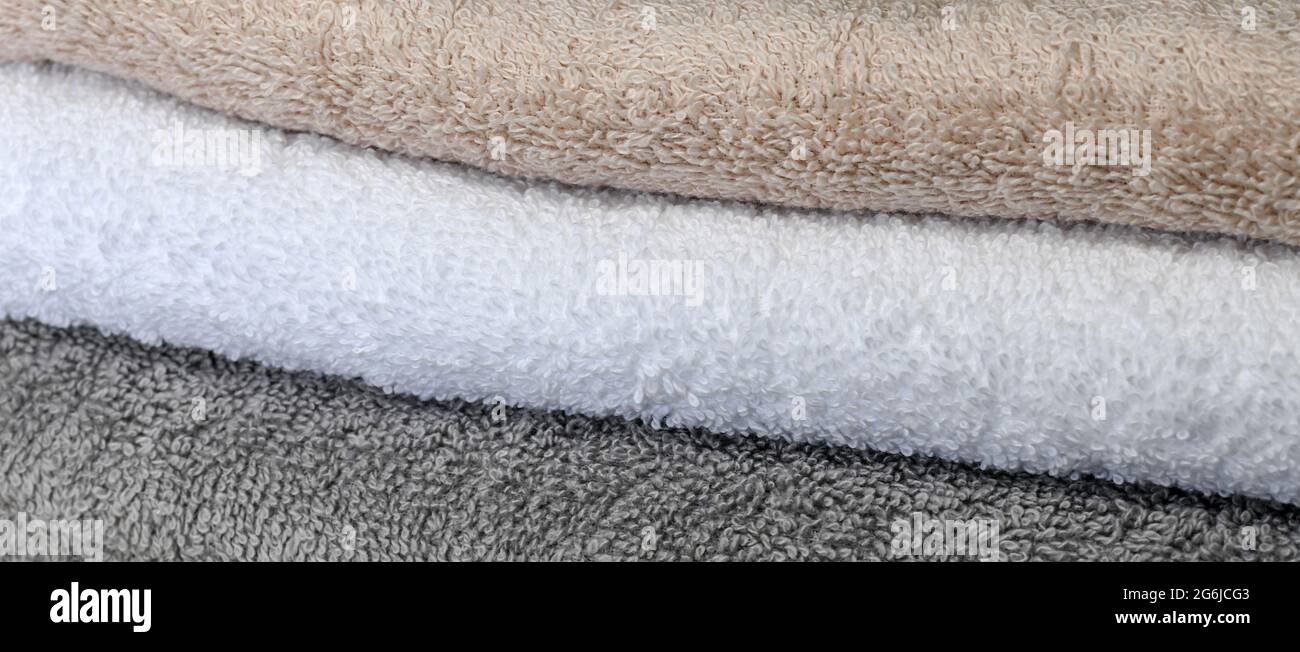 Der Hintergrund ist ein Satz von Frottee Baumwollhandtüchern grau beige weiß. Stockfoto