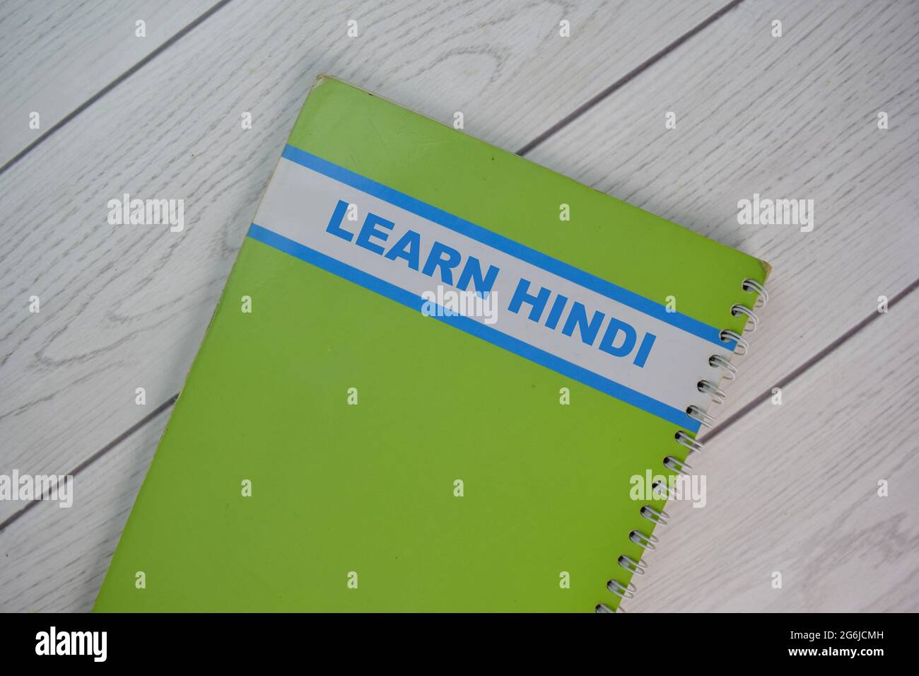 Das Buch von Learn Hindi isoliert auf Holztisch. Stockfoto