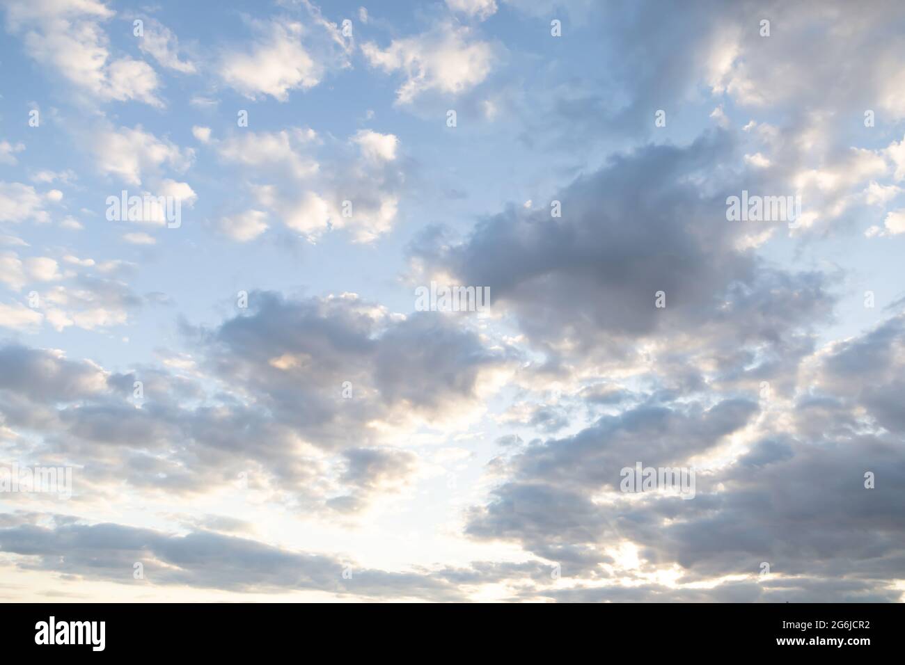 Dynamische Wolken abd Himmel mit der Sonne guckt durch Stockfoto
