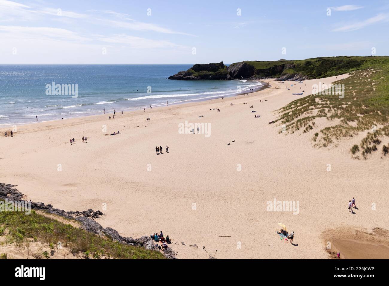 Pembrokeshire Coast - Menschen am nicht überlaufenen Broad Haven Beach in der Sommersonne, The Stackpole Estate, Pembrokeshire, Wales, Großbritannien Stockfoto
