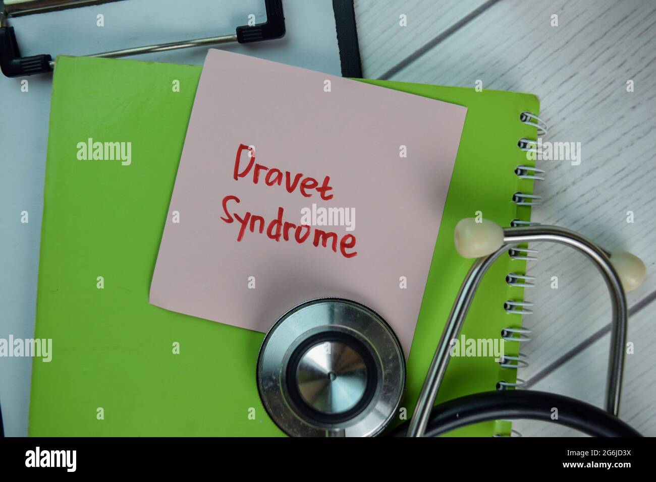 Dravet-Syndrom Schreiben Sie auf klebrige Notizen isoliert auf Holztisch. Stockfoto