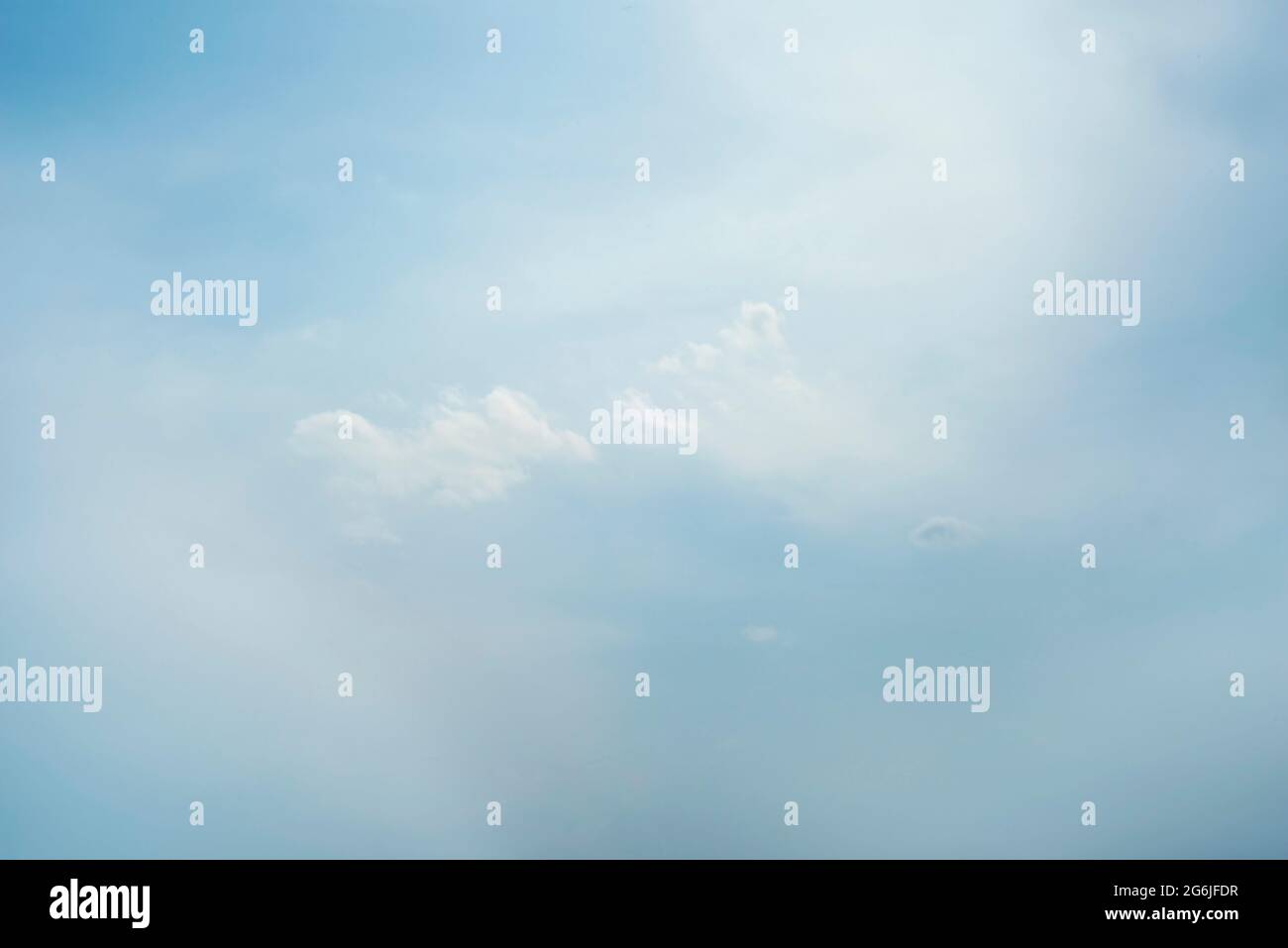 Verstreute Wolkenhaufen in einem blauen Himmel, blauer Himmel Hintergrund mit weißen Wolken, Stockfoto