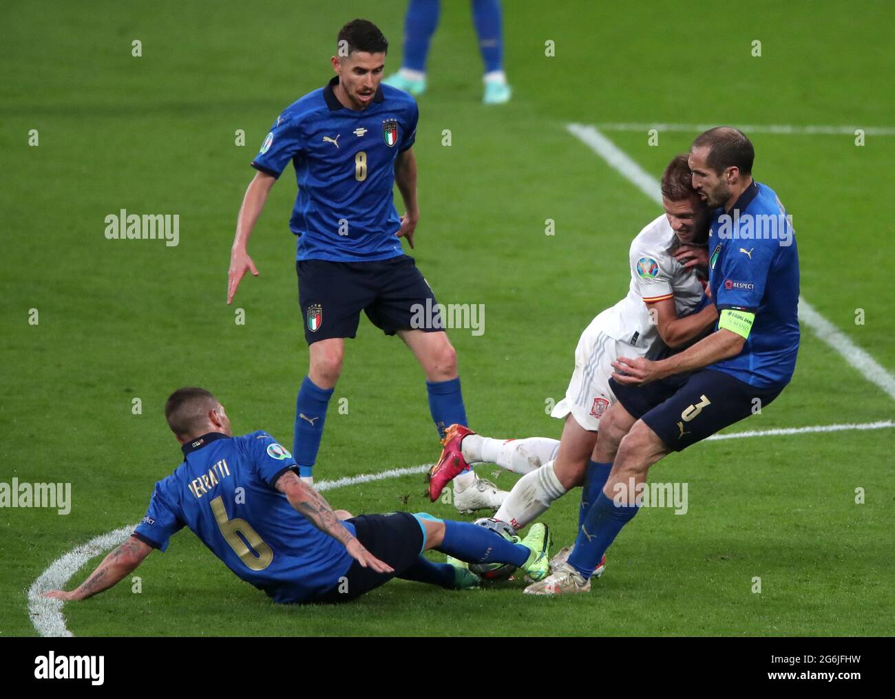 Der spanische Dani Olmo kollidiert während des UEFA Euro 2020-Halbfinalsspiels im Wembley Stadium, London, mit dem italienischen Giorgio Chiellini. Bilddatum: Dienstag, 6. Juli 2021. Stockfoto