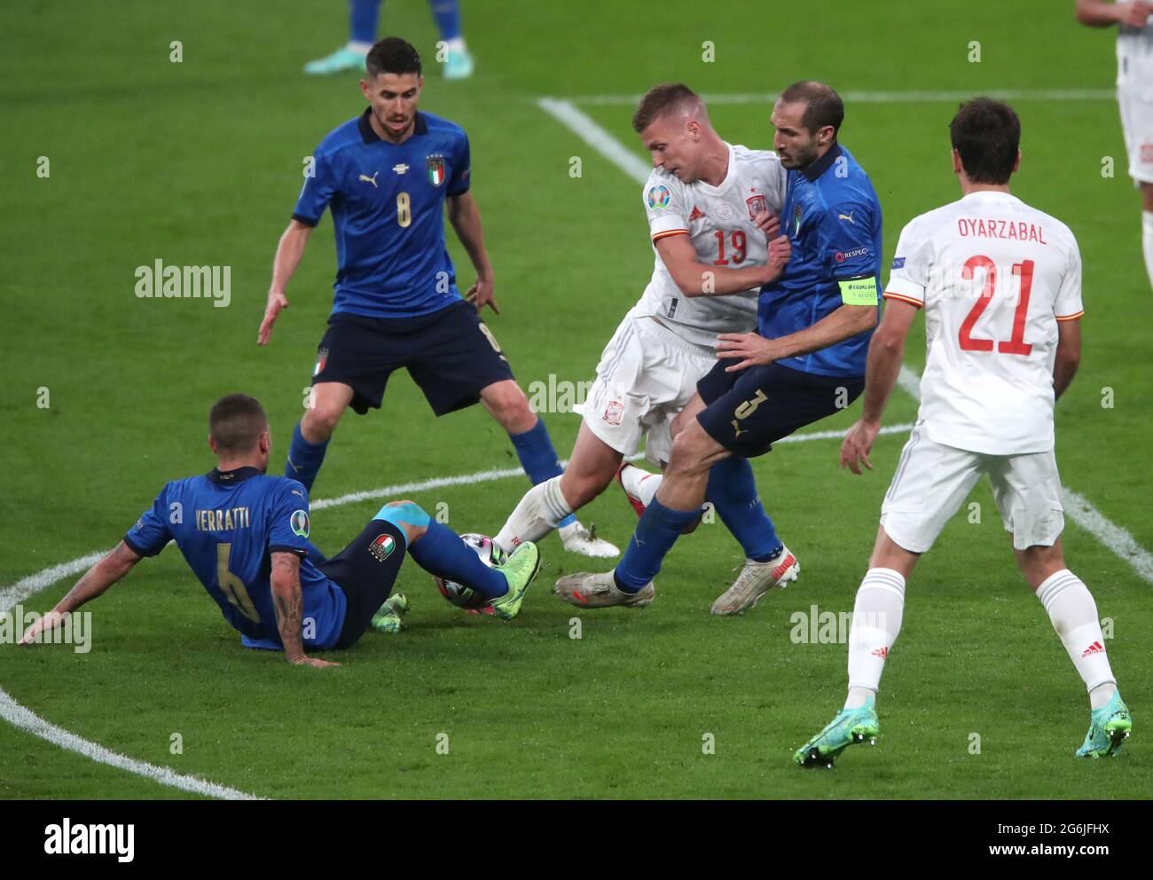 Der spanische Dani Olmo kollidiert während des UEFA Euro 2020-Halbfinalsspiels im Wembley Stadium, London, mit dem italienischen Giorgio Chiellini. Bilddatum: Dienstag, 6. Juli 2021. Stockfoto