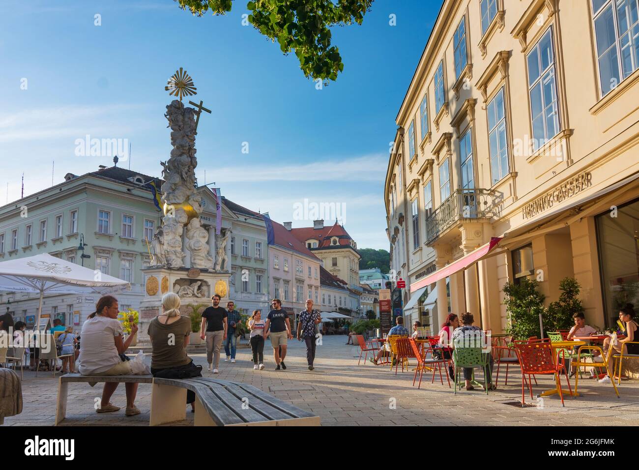 Baden: Hauptplatz, Pestsäule, Rathaus, Freiluftrestaurant in Wienerwald, Wienerwald, Niederösterreich, Niederösterreich, Österreich Stockfoto