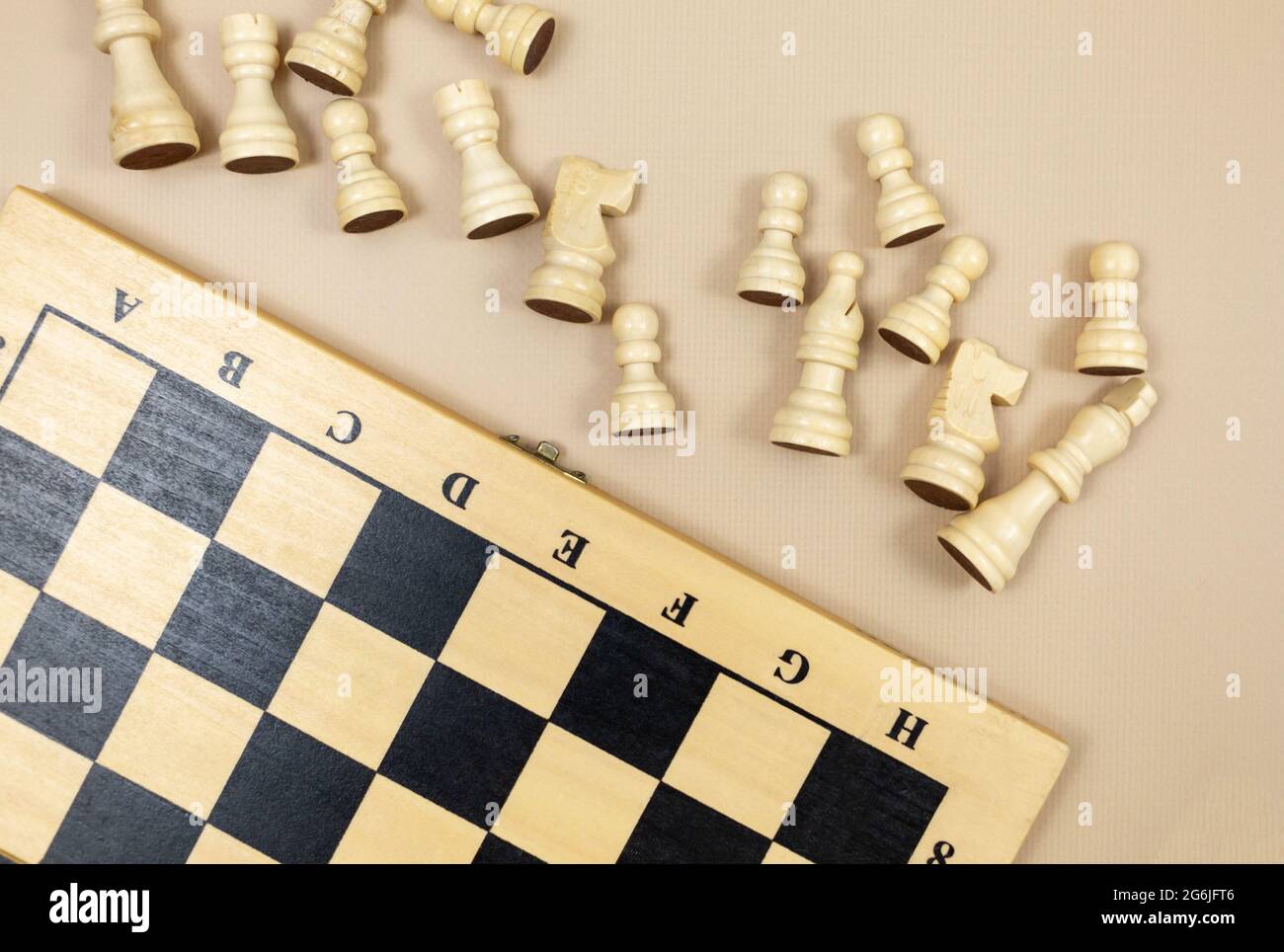 Schachbrett und Schachfiguren, Holzwürfel, Puzzle-Spiele auf beigem Hintergrund. Beliebte Logikspiele für logisches Denken. Stockfoto