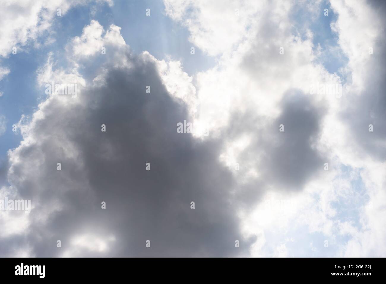 Verstreute Wolkenhaufen in einem blauen Himmel, blauer Himmel Hintergrund mit weißen Wolken, Stockfoto