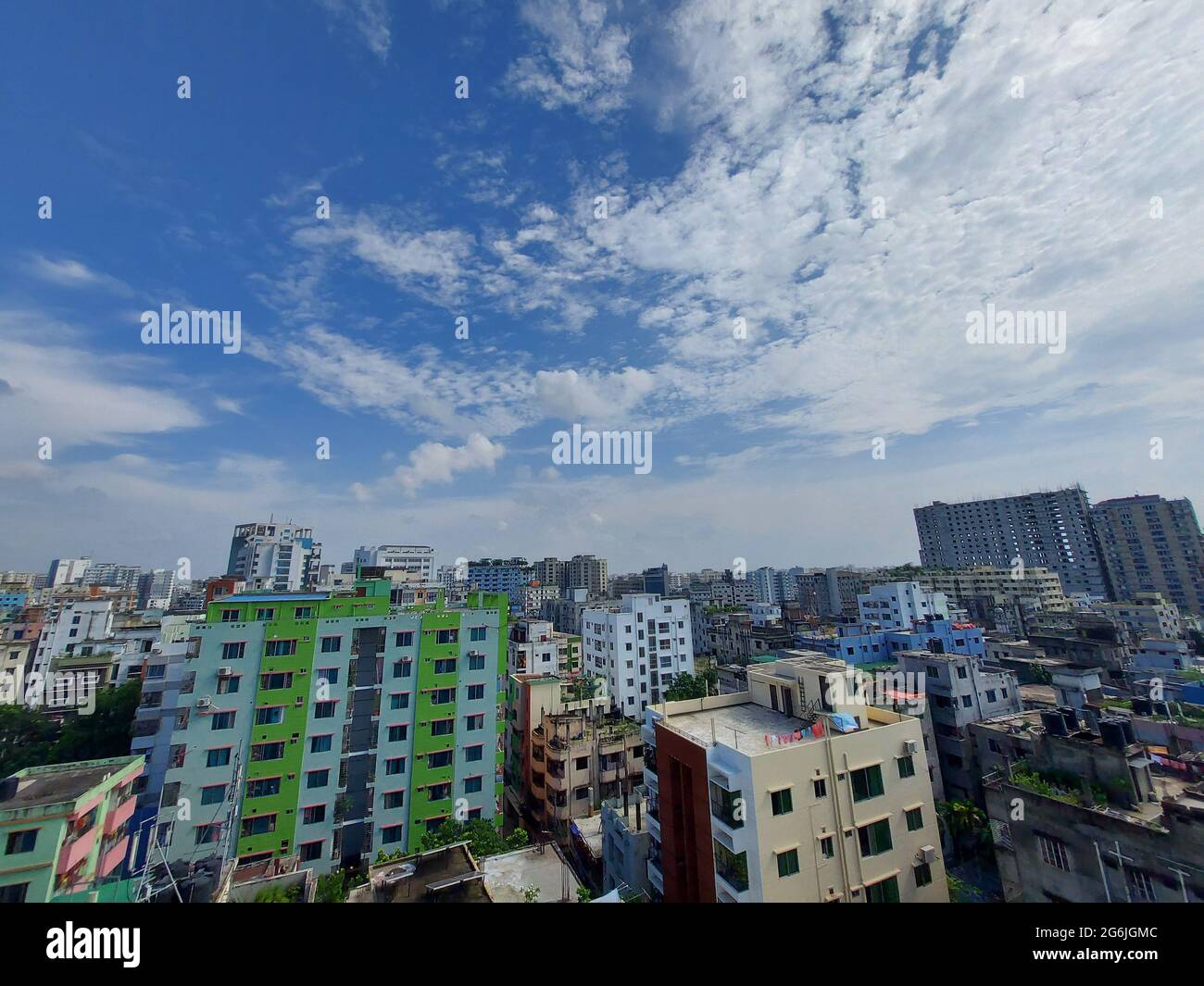 Bangladesh Hauptstadt Dhaka Stadtlandschaft an einem sonnigen Morgen. Blue Sky Dhaka City Blick auf die Stadt. Wunderschöne Stadt Bangladesch von oben. Stockfoto