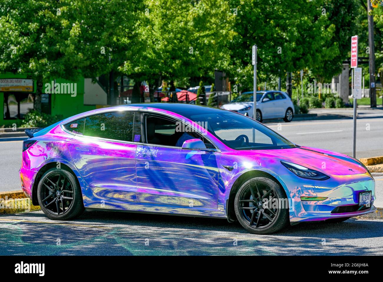 Tesla-Auto mit violettem Blau, wechselnden Chamäleon-Farben, Stockfoto