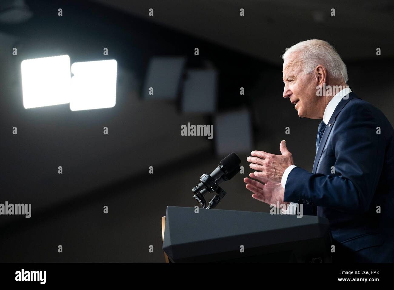 Der Präsident der Vereinigten Staaten, Joe Biden, hält am Dienstag, den 6. Juli 2021, vom Gebäude des Eisenhower Executive Office in der Nähe des Weißen Hauses in Washington, DC, Bemerkungen zur Reaktion auf das Coronavirus und zum Impfprogramm der Regierung. Präsident Biden forderte alle Amerikaner auf, sich impfen zu lassen und warnte vor den Gefahren neuer Varianten. Quelle: Sarah Silbiger/Pool via CNP /MediaPunch Stockfoto