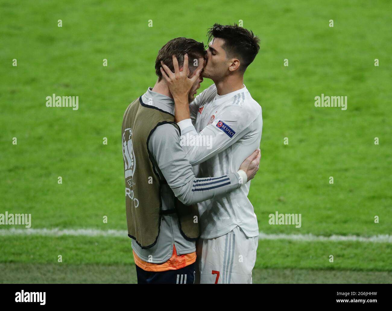 London, England, 6. Juli 2021. Torschütze Alvaro Morata aus Spanien küsst den Kopf des spanischen David De Gea, nachdem er während des UEFA-EM-2020-Spiels im Wembley-Stadion in London den Ausgleich erzielt hat. Bildnachweis sollte lauten: David Klein / Sportimage Stockfoto