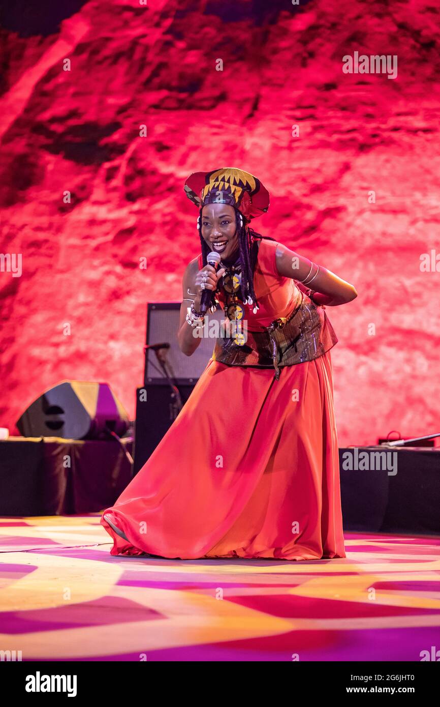 Barcelona, Spanien. 2021.07.05. Konzert der Sängerin und Musikerin Fatoumata Diawara im Teatre GREC. Fotograf: Aitor Rodero. Stockfoto