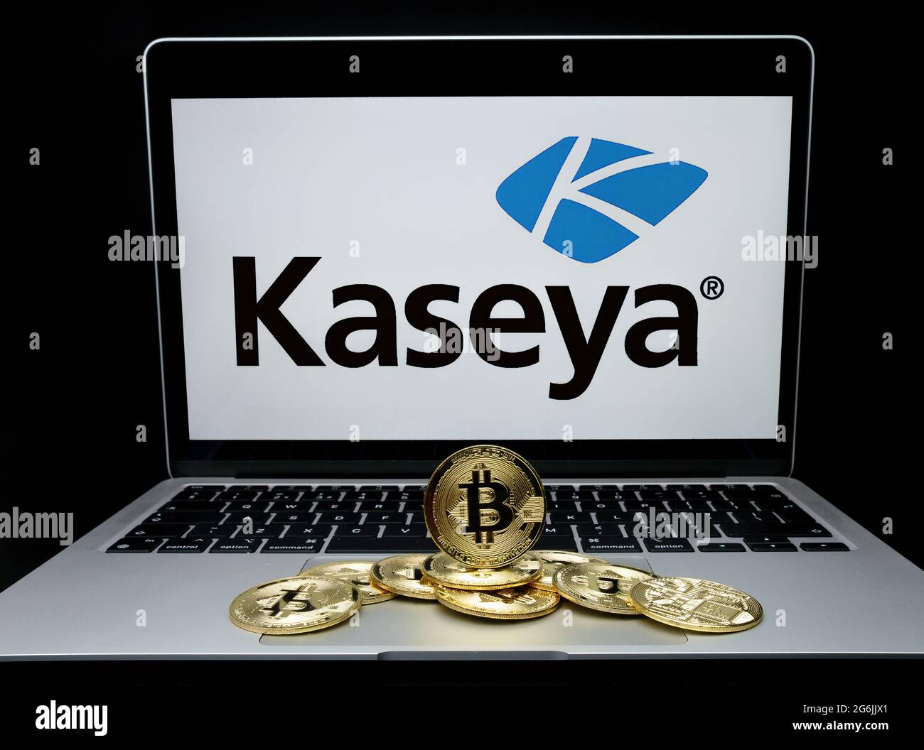 Bitcoins und verschwommenes Firmenlogo von Kaseya auf dem Bildschirm des Laptops. Konzept für den Angriff auf die Software und Sicherheitsverstöße. Stafford, Großbritannien, Juli 6 Stockfoto