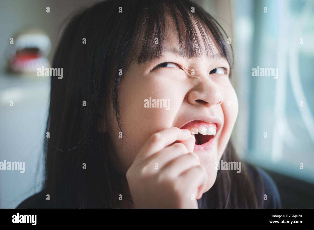 Asiatische kleine Mädchen haben Zahnschmerzen Stockfoto