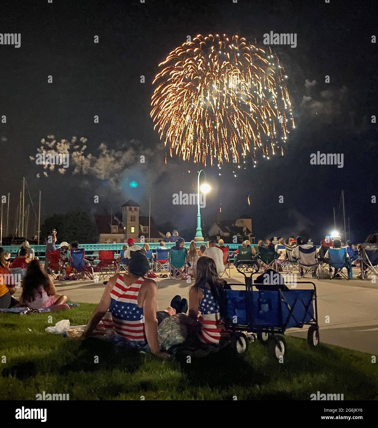 Racine, Wisconsin, USA. Juli 2021. Am 5. Juli 2021 wird in Racine, Wisconsin, am Montagabend über der Küste des Lake Michigan ein Feuerwerk gedreht. Quelle: Mark Hertzberg/ZUMA Wire/Alamy Live News Stockfoto