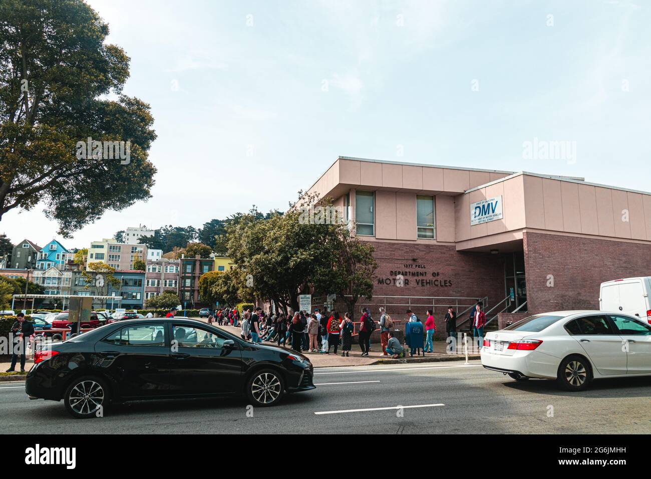 30. März 2018, San Francisco / CA / USA - Menschen warten in der Schlange, um eine DMV betreten zu können Stockfoto