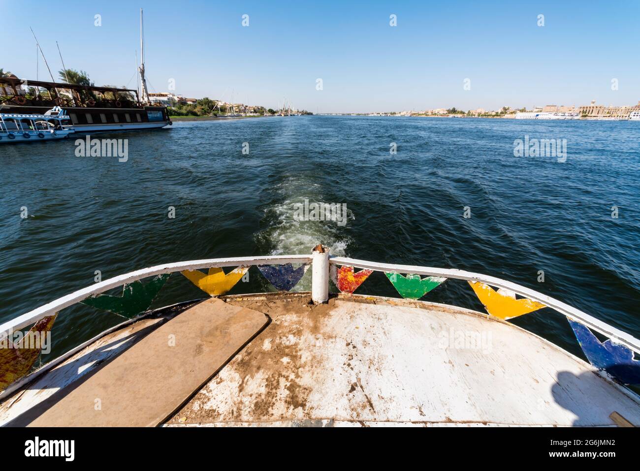 Flussfahrt auf dem Nil in Ägypten Panoramablick vom Heck des alten Schiffes Stockfoto
