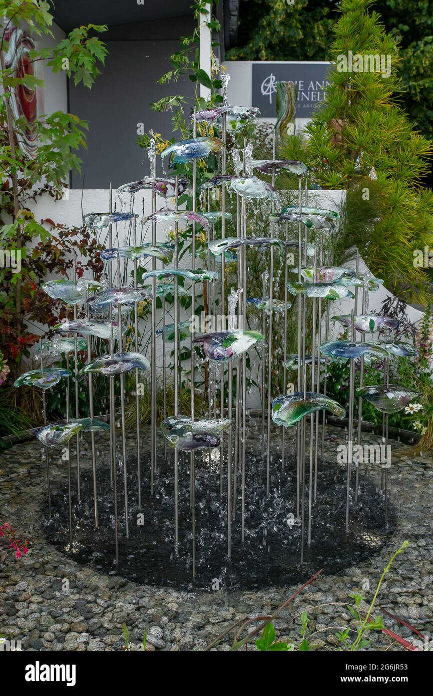 East Molesey, Surrey, Großbritannien. Juli 2021. Auf dem RHS Hampton Court Garden Festival werden Gartenkunst ausgestellt und zum Verkauf angeboten. Quelle: Maureen McLean/Alamy Stockfoto