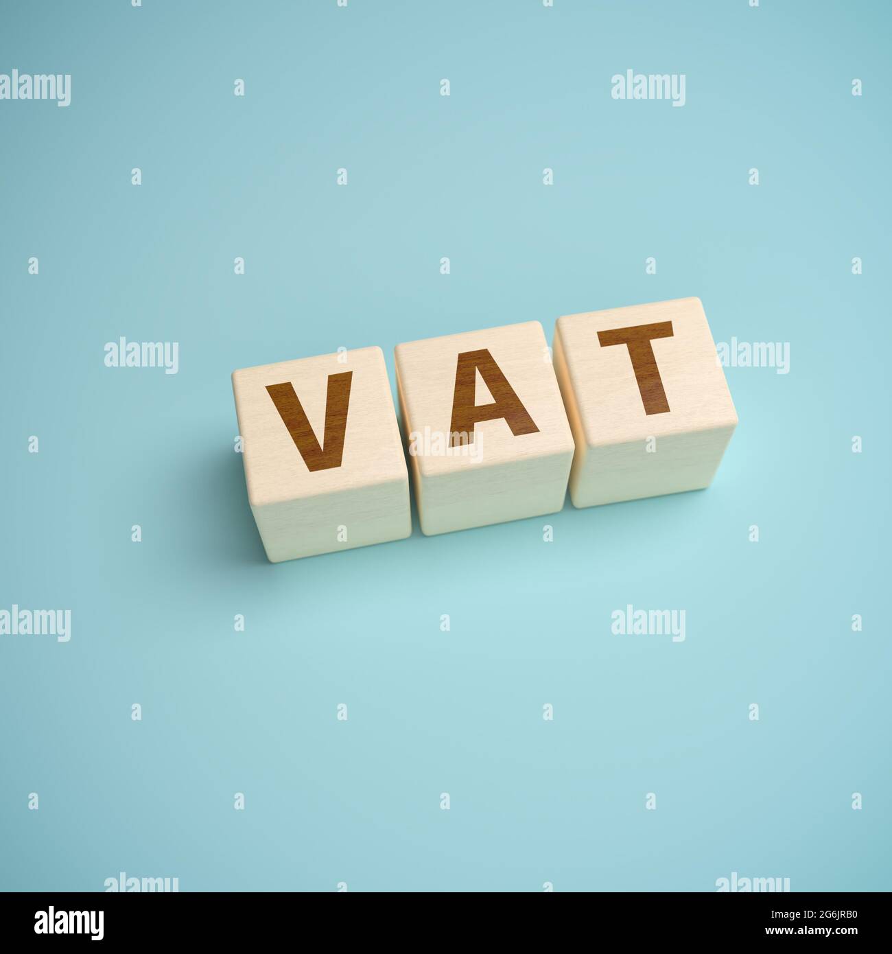 Spielzeugblöcke aus Holz bilden das Wort „VAT“ - Mehrwertsteuerkonzept Stockfoto