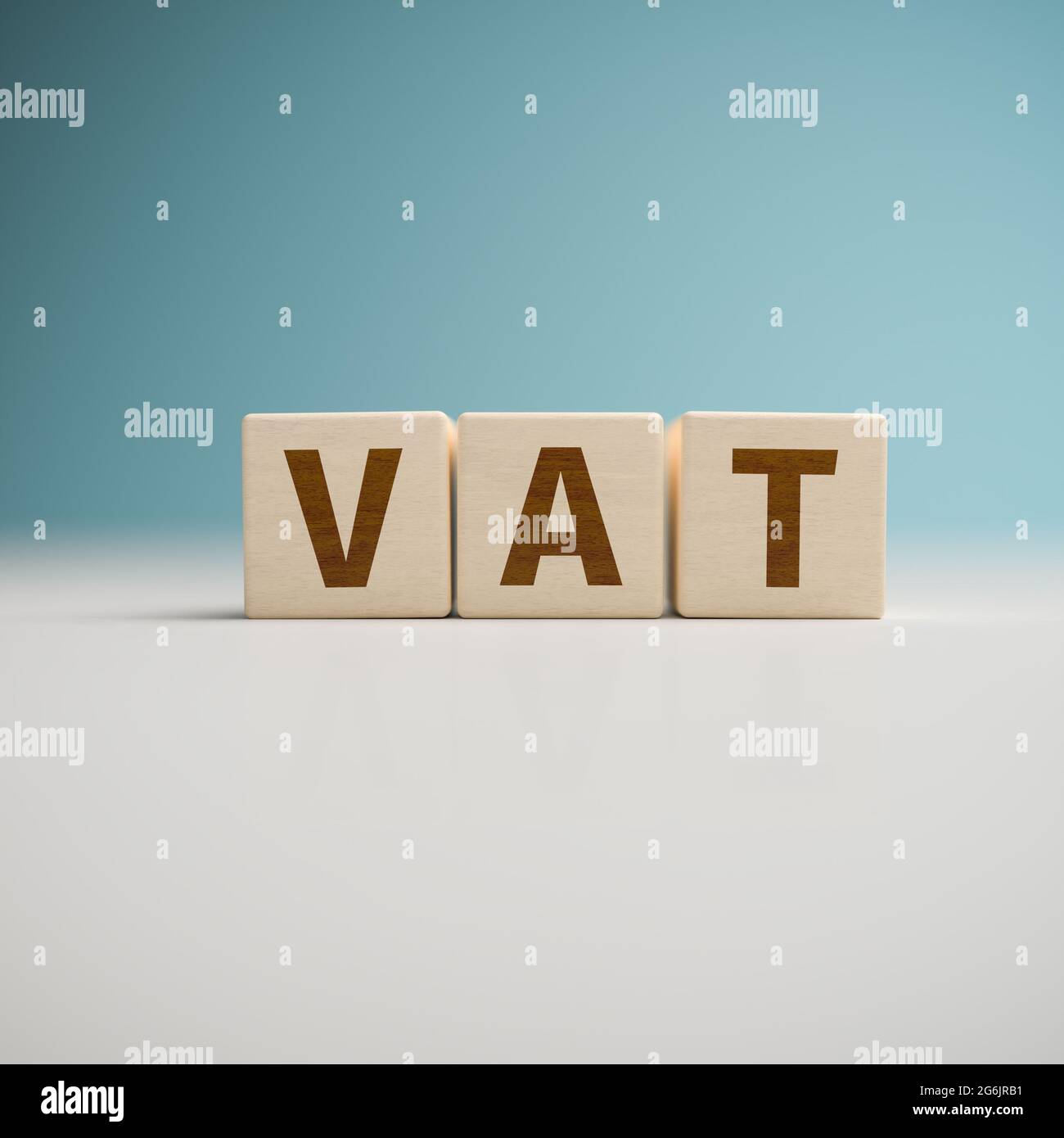 Spielzeugblöcke aus Holz bilden das Wort „VAT“ - Mehrwertsteuerkonzept Stockfoto