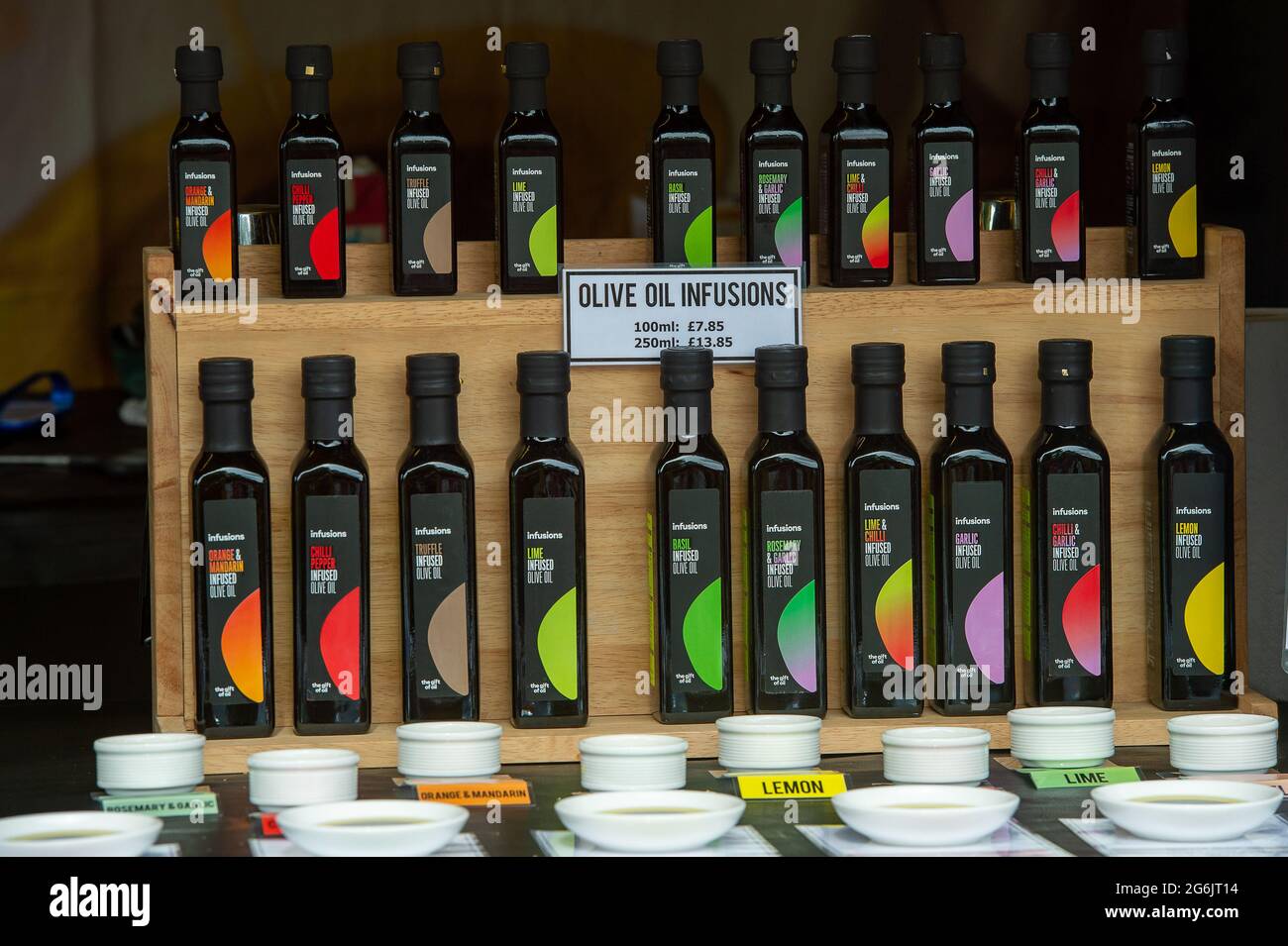 East Molesey, Surrey, Großbritannien. Juli 2021. Wein- und Essensstände beim RHS Hampton Court Palace Garden Festival Stockfoto