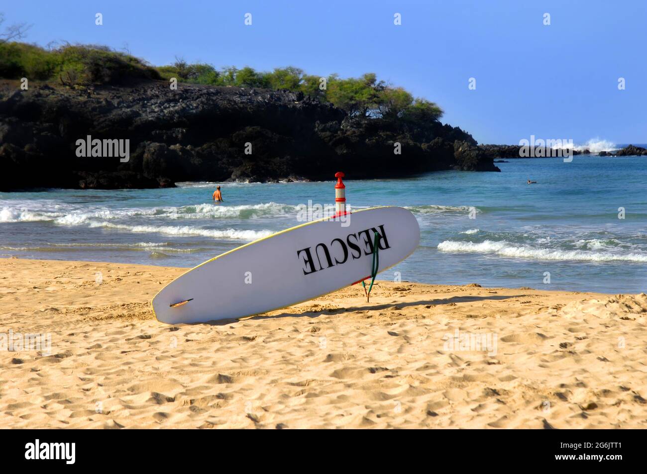 Das Surfbrett des Rettungsschwimmer ist bereit für Action. Das Wort Rescue ist auf dem Brett schwarz lackiert. Stockfoto