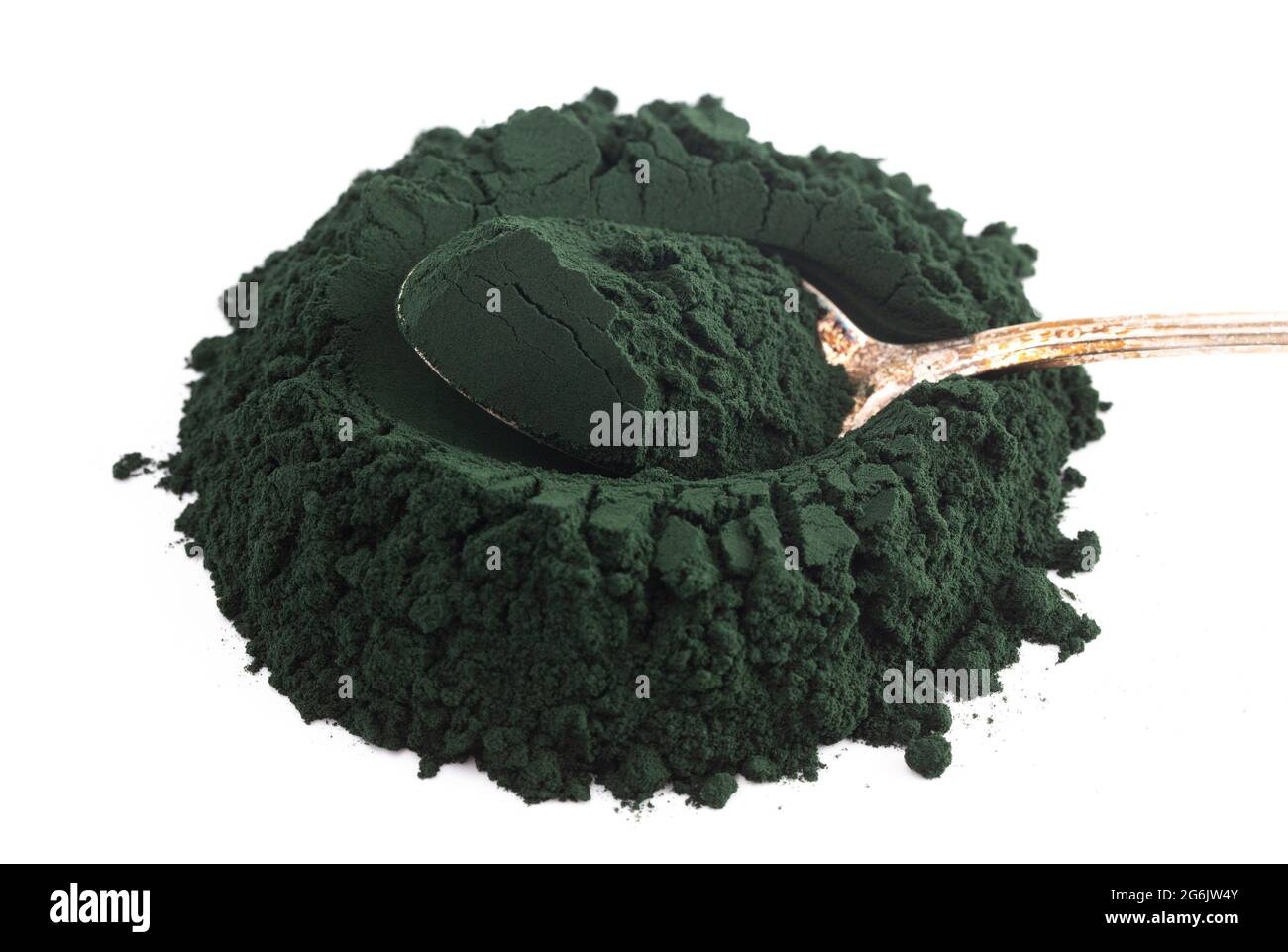 Ein Stapel Spirulina-Pulver auf weißem Hintergrund Stockfoto