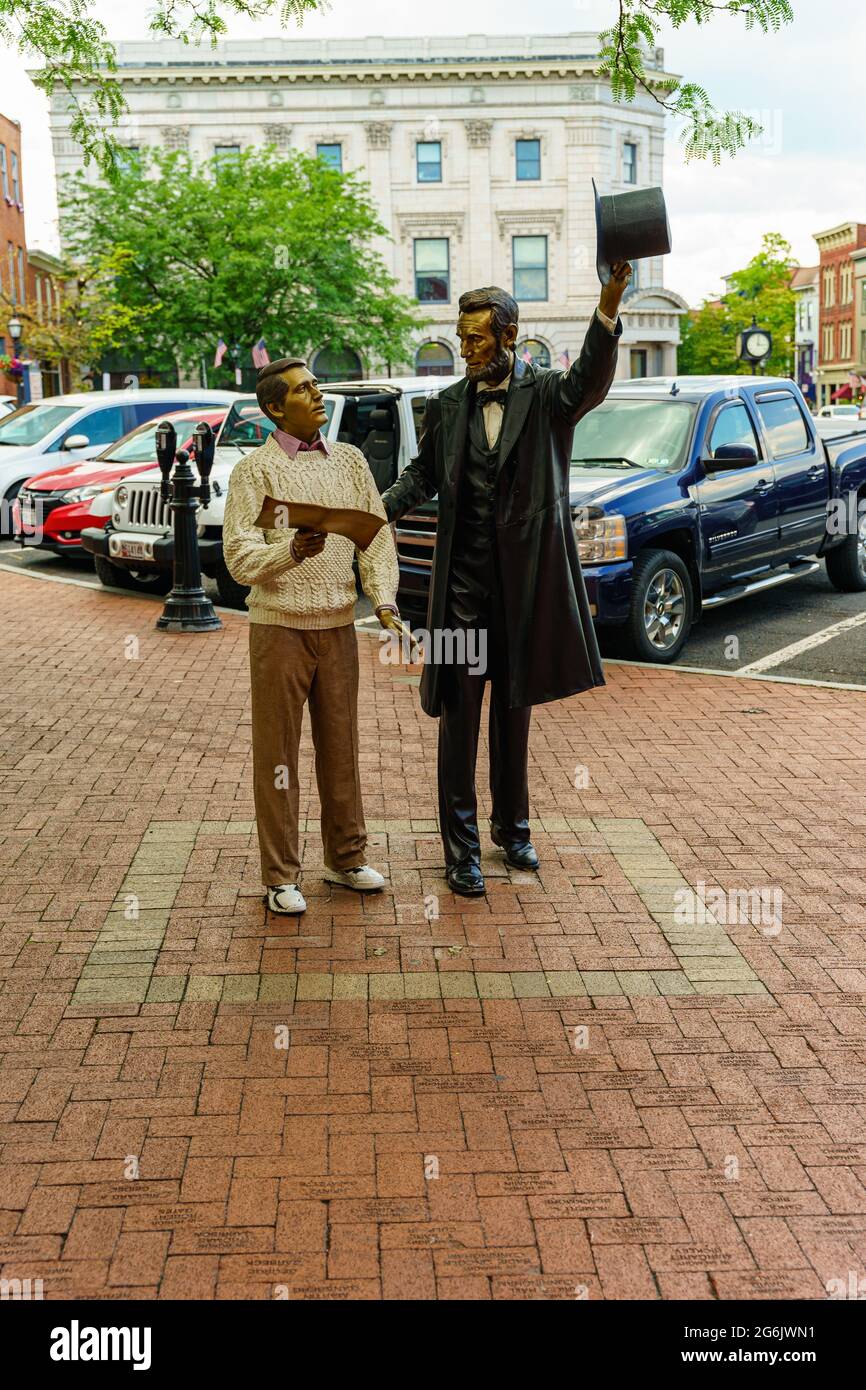 Gettysburg, PA, USA - 4. Juli 2021: Die President Lincoln Statue auf dem Platz vor dem David Wills House ist ein beliebter Ort für Besucher von Ta Stockfoto