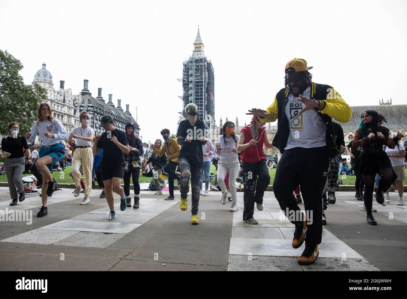 London, Großbritannien. Juli 2021. Aktivisten tanzen bei einem Kill the Bill Protest auf dem Parliament Square gegen den Gesetzentwurf 2021 der Polizei, Kriminalität, Verurteilung und Gerichte (PCSC), während Abgeordnete Änderungen des Gesetzentwurfs im Unterhaus erwägen. Der PCSC-Gesetzentwurf würde der Polizei eine Reihe neuer Ermessensbefugnisse zur Schließung von Protesten gewähren. Kredit: Mark Kerrison/Alamy Live Nachrichten Stockfoto