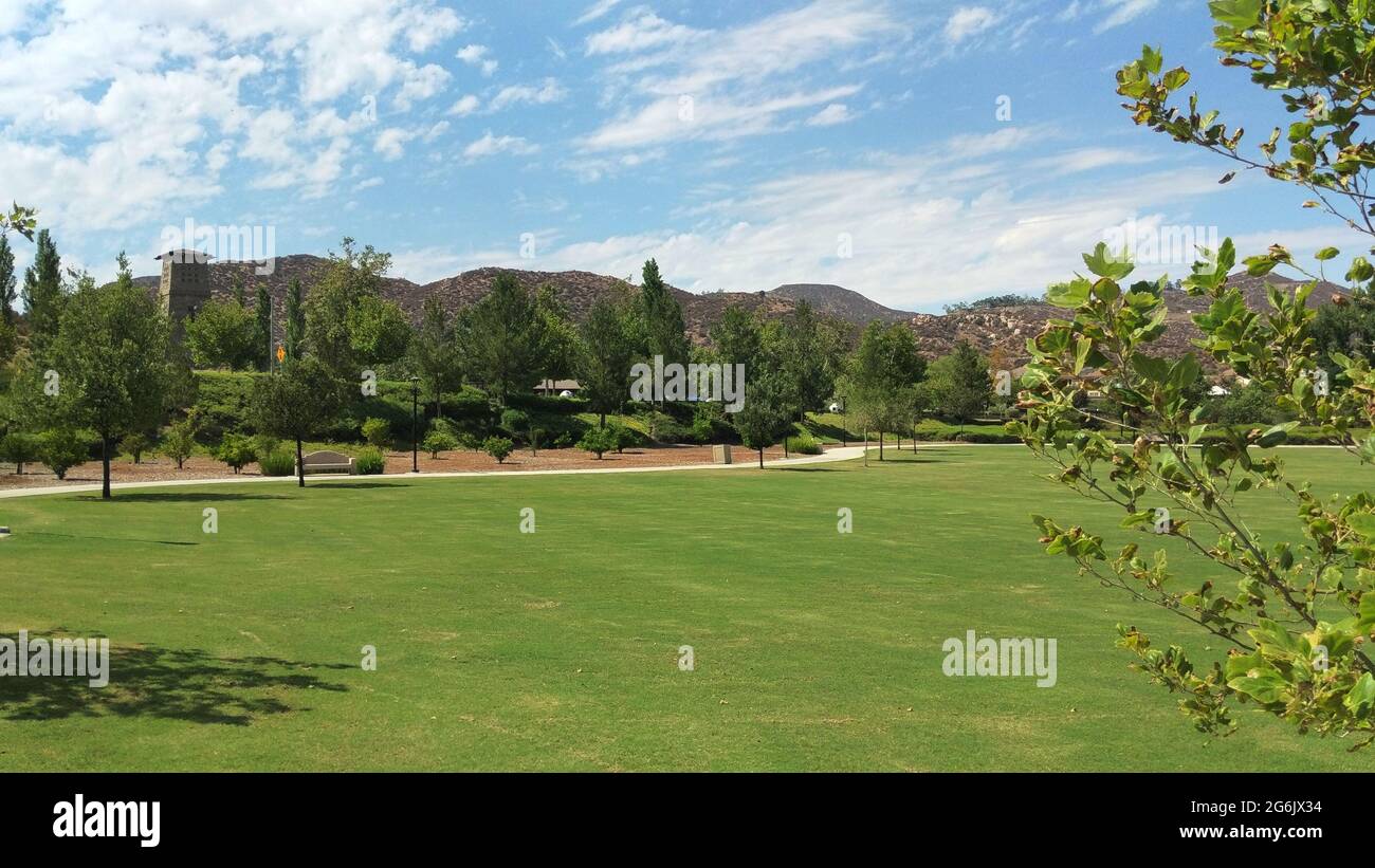 Ein gepflegter öffentlicher Park an einem sonnigen Tag. Stockfoto