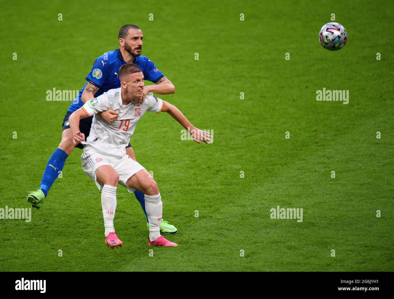 07. Juli 2021 - Italien gegen Spanien - UEFA Euro 2020 Halbfinale - Wembley - London Dani Olmo aus Spanien hält Leonardo Bonucci vor Bildnachweis: © Mark Pain / Alamy Live News Stockfoto