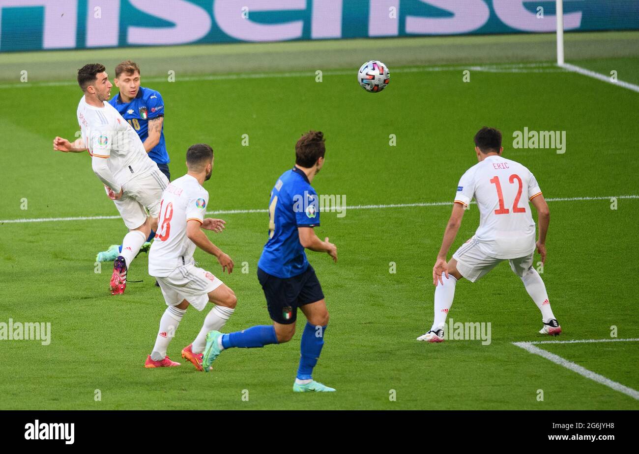 07. Juli 2021 - Italien gegen Spanien - UEFA Euro 2020 Halbfinale - Wembley - London der Italiener Nicolo Barella schießt über Unai Simon und kommt zu Beginn des Spiels auf den Posten Bildnachweis : © Mark Pain / Alamy Live News Stockfoto