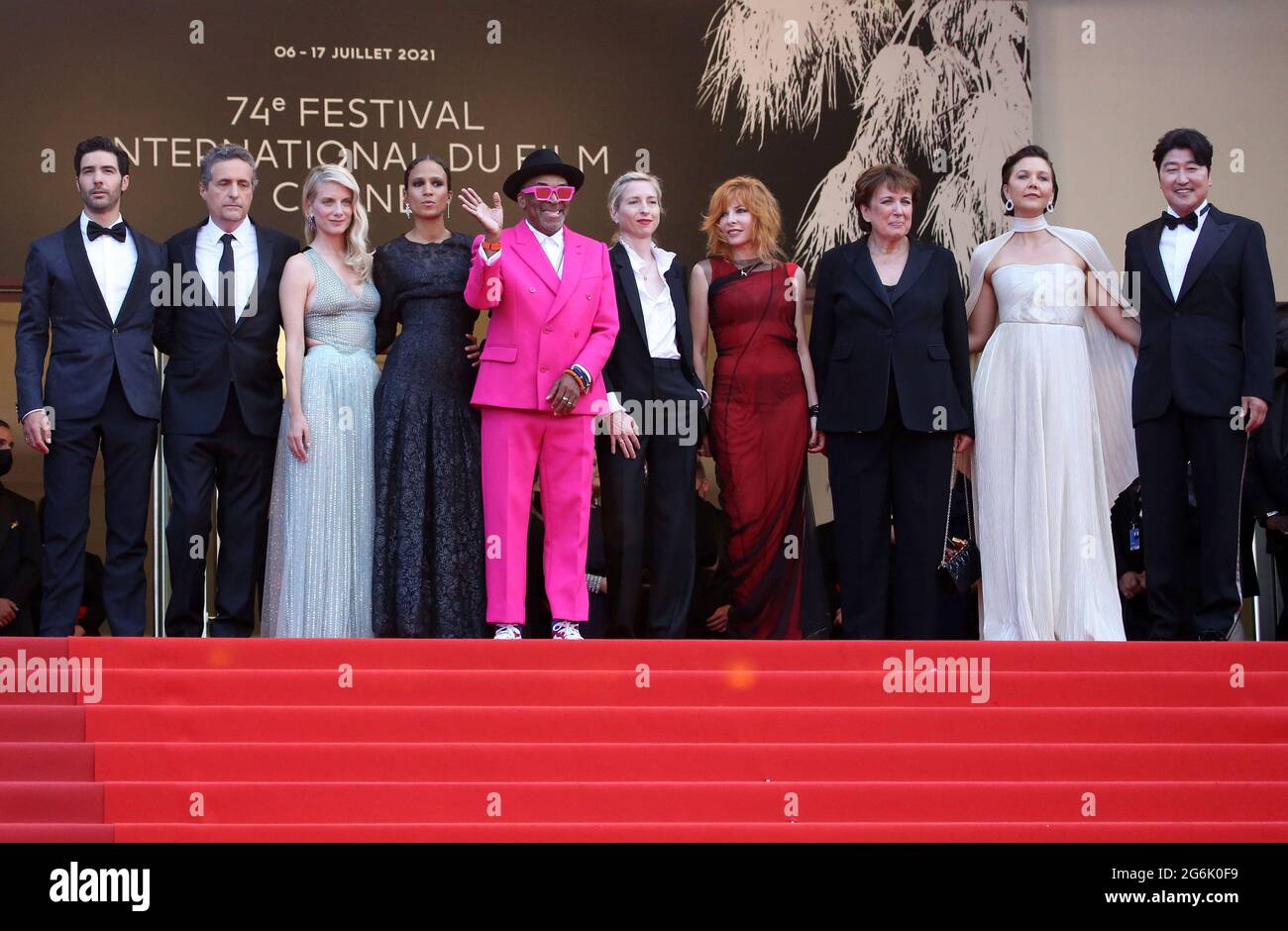 Cannes, Frankreich. Juli 2021. Die Jurymitglieder Tahar Rahim, Kleber Mendonca Filho, Melie Laurent, Mati Diop, Jurypräsidentin Spike Lee, Jessica Hausner, Mylen Farmer, Die französische Kulturministerin Roselyne Bachelot und die Jurymitglieder Maggie Gyllenhaal und Song Kang-ho kommen auf dem roten Teppich vor der Vorführung des Films „Annette“ zur Eröffnung der 74. Internationalen Filmfestspiele von Cannes am Dienstag, den 6. Juli 2021 in Cannes, Frankreich. Foto von David Silpa/UPI Credit: UPI/Alamy Live News Stockfoto