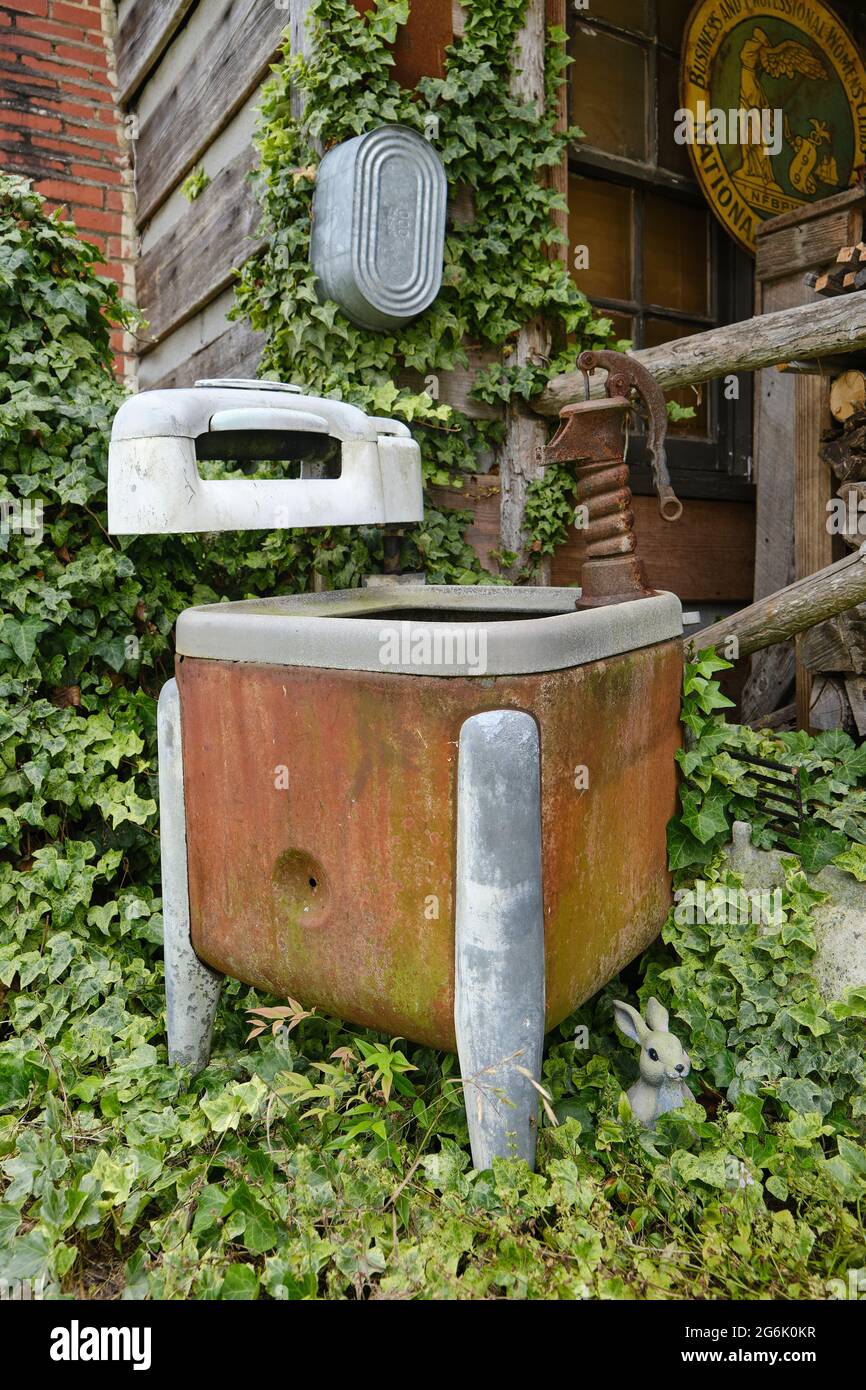 Alte rustikale antike Waschmaschine mit Wringer in Alabama, USA. Stockfoto