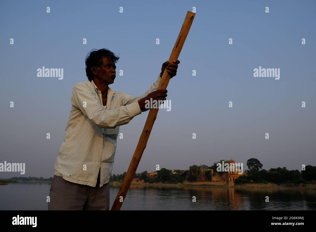 Indien Agra - Taj Mahal Fährmann auf Yamuna River Stockfoto