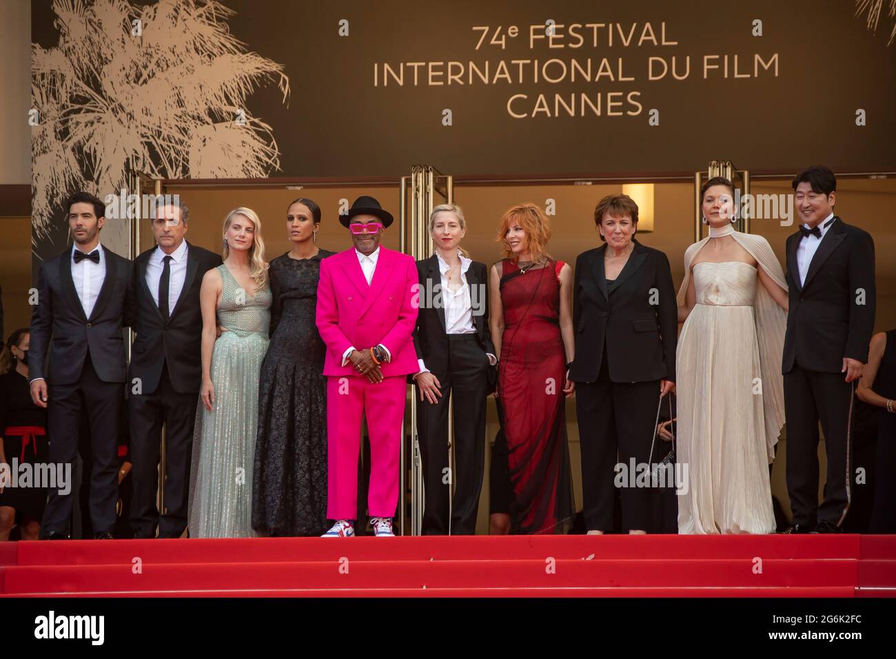 Cannes, Frankreich. Juli 2021. Die Jurymitglieder Tahar Rahim, Kleber Mendonca Filho, Melie Laurent, Mati Diop, die Jurypräsidentin Spike Lee, Jessica Hausner und Mylen Farmer, die französische Kulturministerin Roselyne Bachelot und das Jurymitglied Maggie Gyllenhaal und Song Kang-ho nehmen am 06. Juli an der Vorführung und Eröffnungszeremonie von „Annette“ während der 74. Jährlichen Filmfestspiele in Cannes Teil. 2021 in Cannes, Frankreich. Foto: Franck Boham/imageSPACE/MediaPunch. Quelle: MediaPunch Inc/Alamy Live News Stockfoto