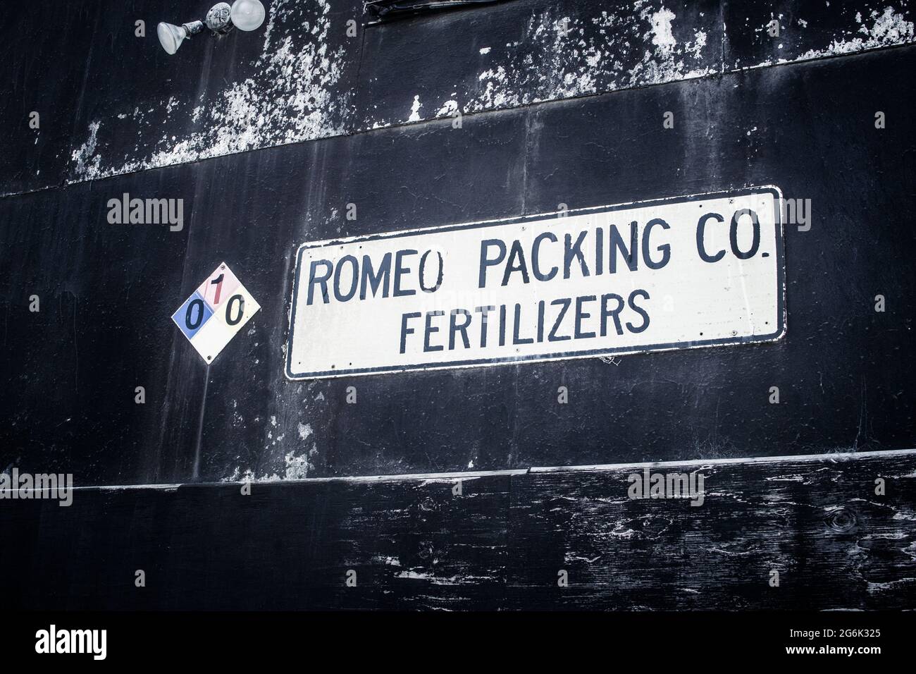 Schilder vor „Romeo Packing Co, Düngemittel“, einem Familienunternehmen, das in Industriehallen in Half Moon Bay tätig ist. Stockfoto