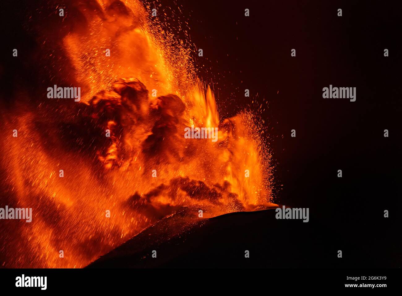 CATANIA, ÄTNA, ITALIEN - 07. Juli 2021: Ausbruch des Vulkans Ätna auf Sizilien Stockfoto