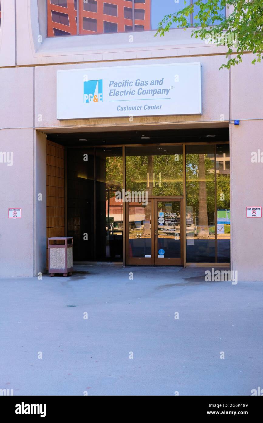 Eingang zum Kundenservicezentrum des anlegereigenen Energieversorgers Pacific Gas and Electric Company in der Innenstadt von San Jose, Kalifornien; PGE Power Company. Stockfoto