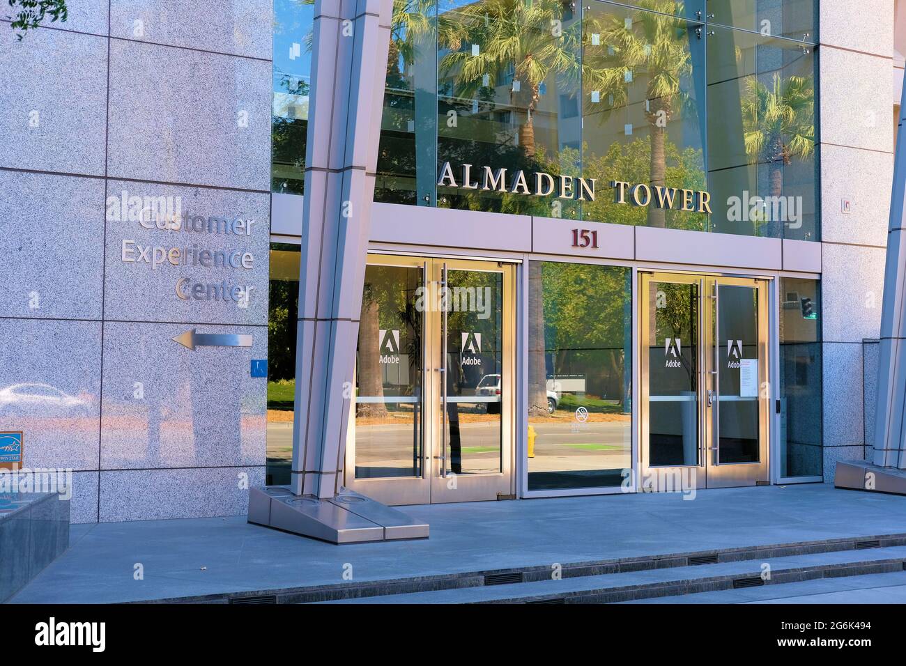 Haupteingang zum Almaden Tower, Sitz des Adobe-Hauptsitzes in San Jose, Kalifornien; Computersoftwareunternehmen im Silicon Valley. Stockfoto