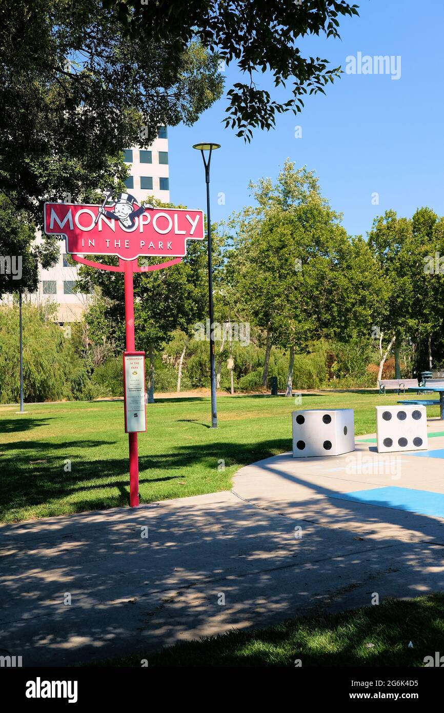 Zeichen für das weltweit größte permanente Monopoly Board; Guadalupe River Park in der Innenstadt von San Jose, Kalifornien im Jahr 2002; Guinness Weltrekordhalter. Stockfoto
