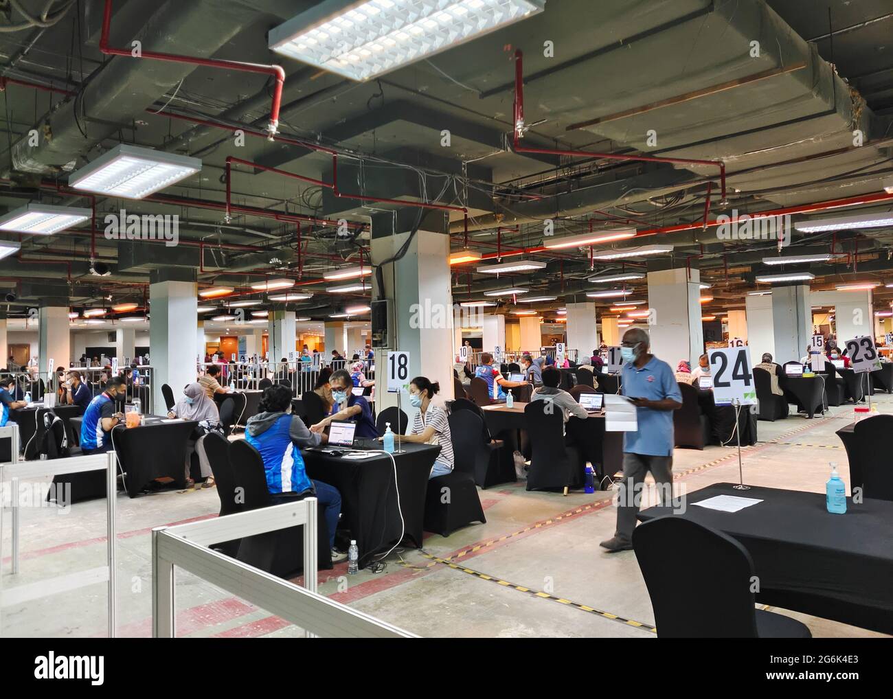 Selangor, Malaysia - Juli 6,2021 : Registrierungsschalter für öffentliche Personen vor der Impfung des Sinovac bei MIECC Seri Kembangan. Stockfoto
