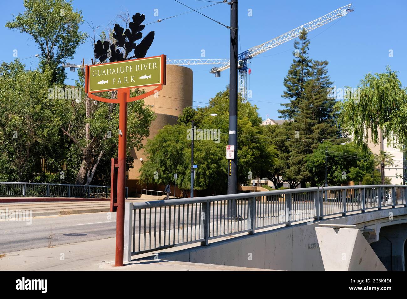Schild Guadalupe River Park neben dem Park in der Innenstadt von San Jose, Kalifornien; Veranstaltungsort für Outdoor-Erholung und Festivals im Silicon Valley. Stockfoto