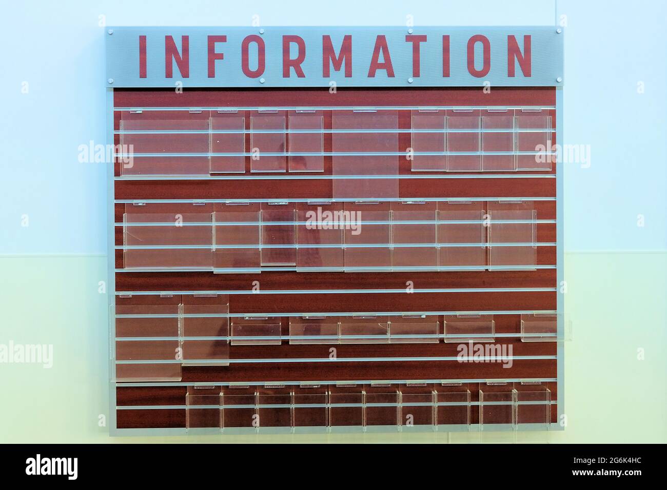 Aufgehängtes, kristallklares Acryl-Literatur- und Informationsdisplay an einer Wand montiert; leerer Vitrine; keine Informationen, fehlende Daten; keine Ahnung, Verloren. Stockfoto